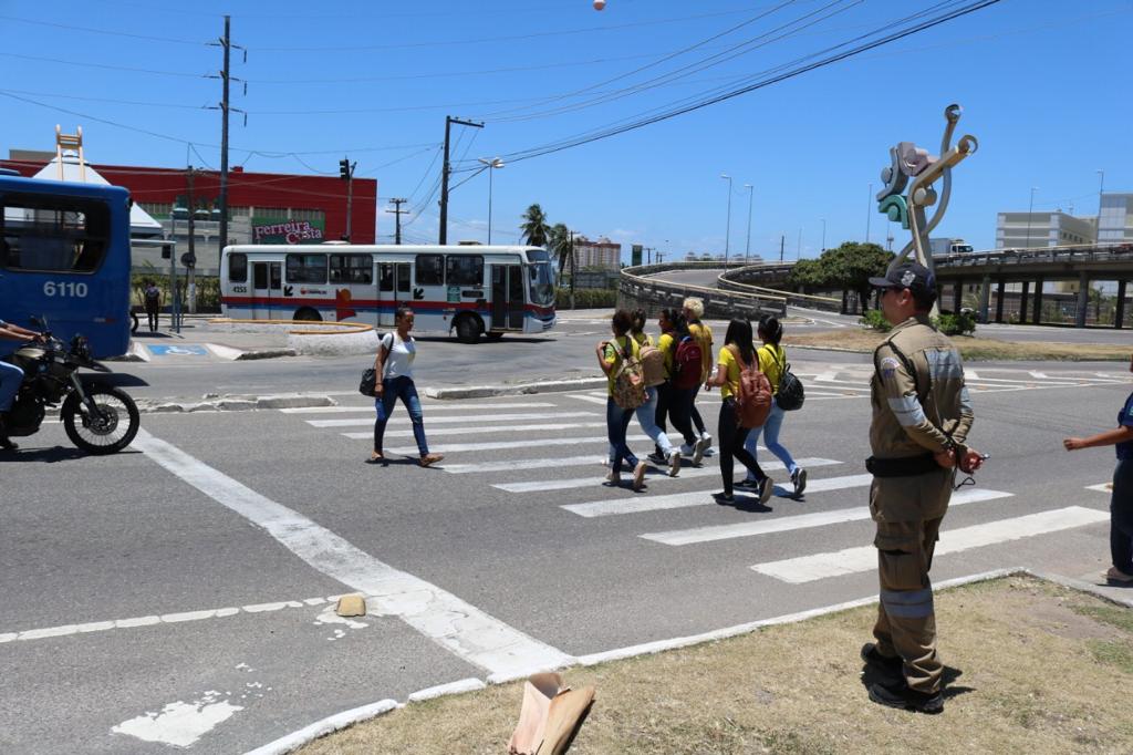 Com ação educativa, Prefeitura incentiva a travessia na faixa de pedestre - SMTT Aracaju